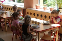 Dzieci z przedszkola Jarzębinka podczas obiadu (fot. mz).