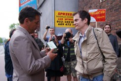 Marcin Wałdoch podczas protestu pod basztą wręczył burmistrzowi melisę.