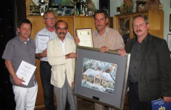 Zbiorowe zdjęcie nagrodzonych w gabinecie burmistrza. Od lewej - P.Schulz, B.Gerke, E.Pietrzyk, A.Finster oraz C.Szczepański.   