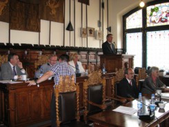 Burmistrz A.Finster przedstawia sprawozdanie z konsultacji społecznych, które odbył na Starym Rynku w sobotę 10.09.