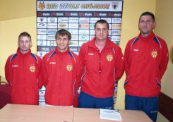 Na zdjęciu: po lewej Vadym Ivanov i Vitaliy Kolesnik oraz trener Artur Chrzonowski oraz zdobywca drugiego gola Mariusz Kaźmierczak.