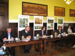 Radni na sesji mogli zapoznać się z wystawą Lasy zielony skarb Pomorza