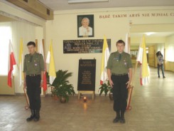Wartę przy tablicy pamiątkowej Jana Pawła II pełnili w tym dniu harcerze