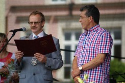 Mirosław Janowski podczas Dni Chojnic 2010 wręcza Albertowi Meenhere tytuł Honorowego Obywatela.