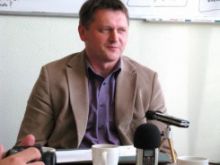Pastor Henryk Skrzypkowski podczas ratuszowej konferencji prasowej informuje o koncercie charytatywnym