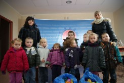 Przedszkolaki ze Smyka wraz z paniami Kamilą Meller i Joanną Narloch.