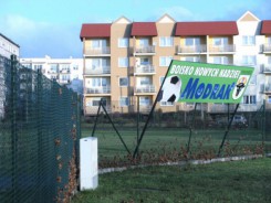 Pochylona tablica informacyjna boiska Modrak przy Bałtyckiej
