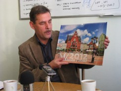Burmistrz A.Finster prezentuje kalendarz na 2012 z chojnickim Starym Rynkiem.
