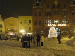 Chojnicki Stary Rynek przed północą 31 grudnia 2010 roku. 