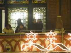 Arseniusz Finster na ratuszowym balkonie w Sylwestra 2010 w roli DJ-a.