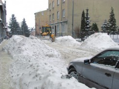 Ulica Ogrodowa w czasie akcji wywozu śniegu w lutym 2010.
