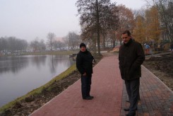 W listopadzie dyrektor Jacek Domozych (od lewej) i burmistrz Arseniusz Finster pokazywali rezultaty prac w parku.