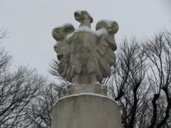 Orzeł na pomniku Ofiar Zbrodni Hitlerowskich jeszcze bez korony