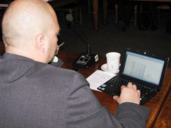 Radny Dariusz Szczepański miał na sesji netbooka z biuletynem sesyjnym