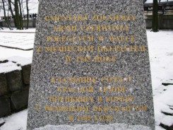 Nowy obelisk przy cmentarzu żołnierzy radzieckich.