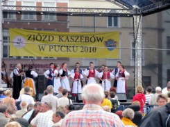 Brusy na XII Zjeździe Kaszubów w Pucku reprezentował zespół Krebane