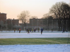 Trening piłkarzy w niedzielne popołudnie 5 lutego na Boisku Nowe Nadzieje.