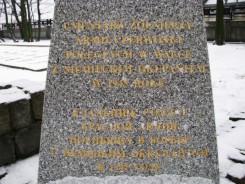 Ten obelisk przy wejściu na cmentarz pojawił się w styczniu 2012.