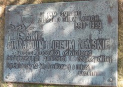 Tablica pamiątkowa na obelisku przy ZSP nr 3 - fot. z 2004 z www.erdman.chojnice.pl