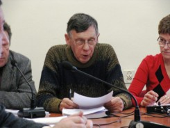 Antoni Szlanga odczytuje treść wniosku PChS na współnym posiedzeniu komisji Komunalnej i Ochrony Środowiska