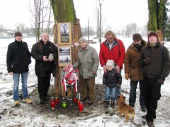 Uczestnicy urodzinowego spotkania w południe 19.02.2012 w miejscu po pomniku Kopernika.