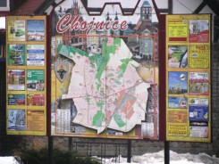 Tablica z planem miasta obok targowiska przy ul. Młodzieżowej.