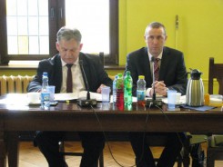 Wojciech Rolbiecki (z prawej) na XIII sesji Rady Powiatu Chojnickiego interesował się m.in. CEW.