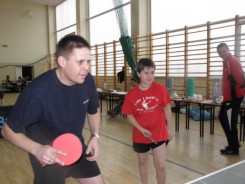 W zeszłym roku goście turnieju pomagali Piotrusiowi, na zdjęciu radny Bartosz Bluma.