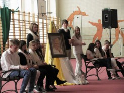 Młodzież Gimnazjum przy portrecie Papieża - Polaka podczas okolicznościowego programu.