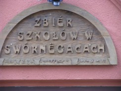 Tablica w j. kaszubskim na szkole w Sworach. 