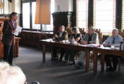 Podczas spotkania ze związkowcami z ZNP w październiku 2011 A.Finster polemizuje z b.wiceministrem edukacji F.Potulskim (pierwszy z prawej).