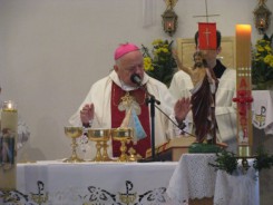 Bp Jan Bernard Szlaga w kaplicy par. Chrystusa Miłosiernego podczas odpustu parafialnego - 15.04.2012