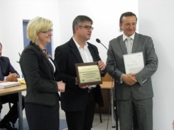 E.Wodzikowska, M.Polasik oraz L.Bonna z certyfikatem Szpital przyjazny dziecku