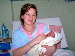 Uśmiech to pierwsze, co pojawiło się po porodzie na ustach Alicji Kasprzak.