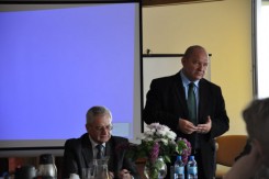 Po prawej wicemarszałek Wiesław Byczkowski. 