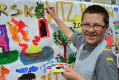 Dawid Molski maluje obraz. 