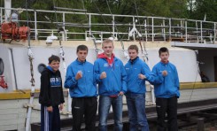 Pośrodku Patryk Milcarek, po jego lewej Kazik Łęgowski. 