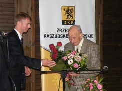 Burmistrz Witold Ossowski dziękuje Stanisławowi Pestce.