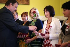 Gratulacje i kwiaty wręcza starosta Stanisław Skaja.