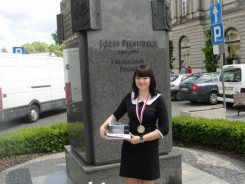 Martyna Jaśkiewicz przed pomnikiem Józefa Piłsudskiego w Warszawie