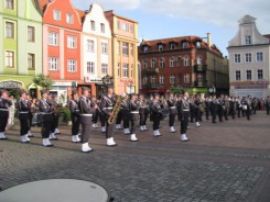 Chojnicki Rynek z orkiestrami wojskowymi.