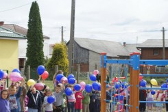 Przedszkolaki na nowym placu zabaw od NIVEA w Konarzynach