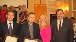 Nagrodę odebrali przedstawiciele władz powiatu i wykonawcy firmy Wysoccy (fot. Ryszard Mierzchała).