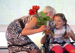 Agatka wręczyła kwiaty i płytę nauczycielce Ewie Modrzejewskiej.