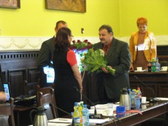 Starosta Skaja wręcza kwiaty skarbnik Smaglinskiej podczas sesji absolutoryjnej.