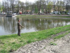 Arseniusz Finster pokazuje dziennikarzom w kwietniu 2012, gdzie będzie w parku miejsce do wędkowania.
