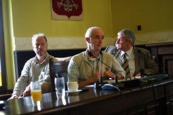 Po środku, podczas konferencji w starostwie powiatowym, Włoch Nicola Gallinaro.