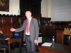 Jacek Studziński przedstawia w lutym 2012 projekt PChS ws. obywatelskiej inicjatywy uchwałodawczej.