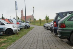 Po lewej stronie chodnika naprzeciw oznakowanego parkingu także można stawiać samochody.