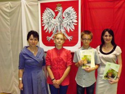 M. Ostrowska oraz zdobywca II nagrody Krzysztof Pepliński, jego opiekunka Mirosława Wielinska oraz wyróżniona uczennica Weronika Szopińska.